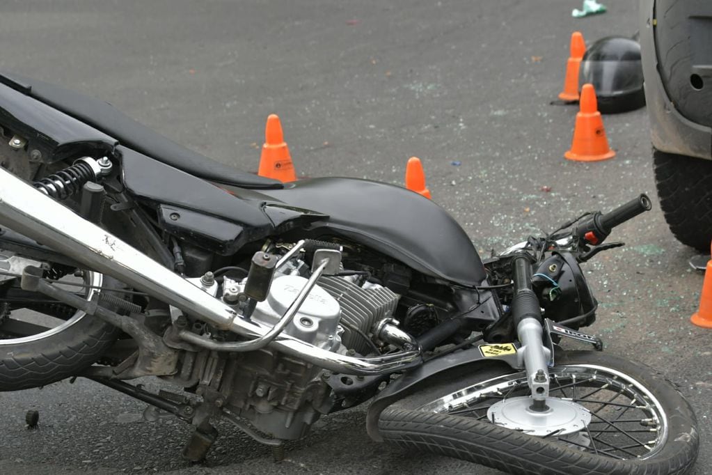 Los dos ocupantes de la moto resultaron heridos. / Orlando Pelichotti - Los Andes.