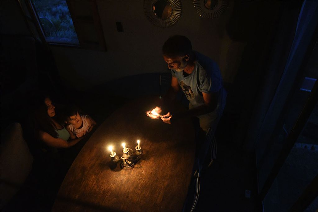 Anoche, los vecinos permanecían sin servicio eléctrico y tuvieron que iluminar sus hogares con velas, pero tampoco tenían agua porque las cisternas funcionan con electricidad. Foto: José Gutierrez / Los Andes
