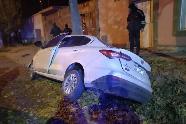 Un hombre murió tras chocar su auto contra un arbol