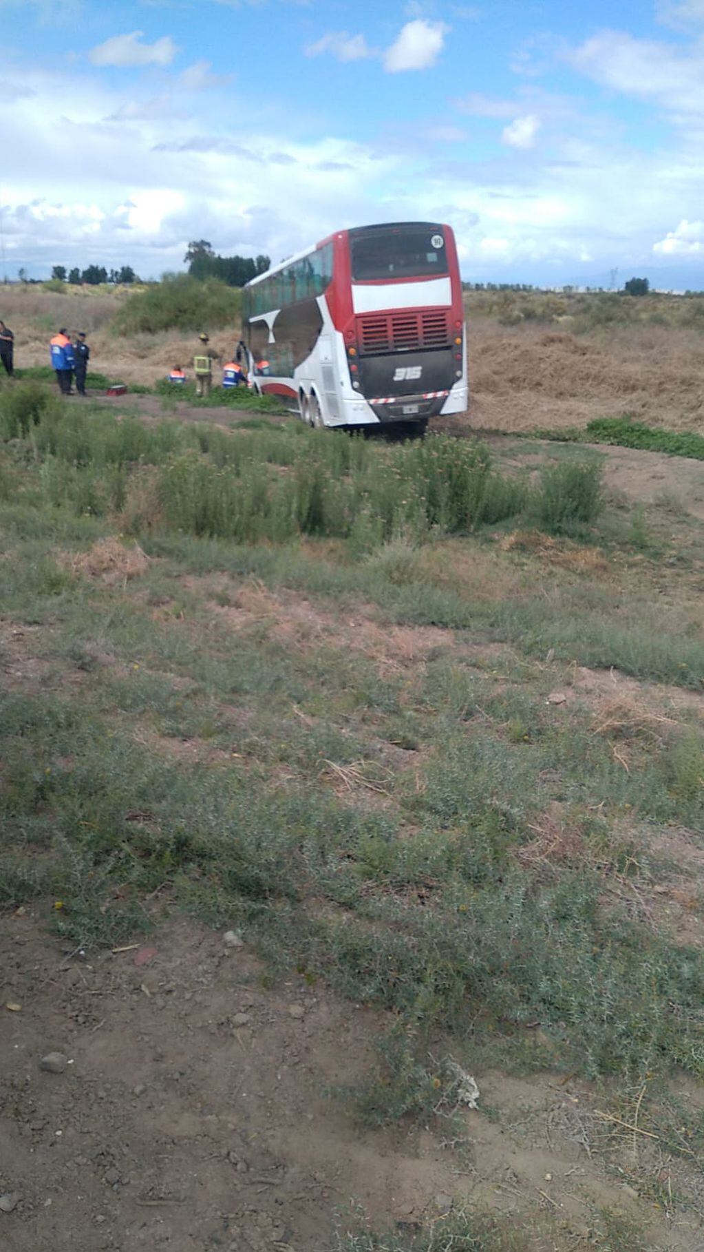 Un colectivo de larga distancia que trasladaba hinchas de River a Mendoza chocó contra un auto y hay un muerto. Ministerio de Seguridad.