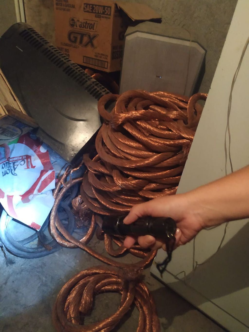 En la vivienda encontraron 890 kilos de rollos de cobre. Foto: Ministerio de Seguridad. 