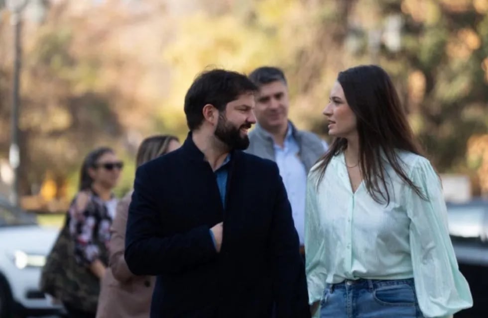Gabriel Boric junto a su, ahora, expareja Irina Karamanos, socióloga y activista feminista de 34 años. Foto: Gabriel Boric en Instagram