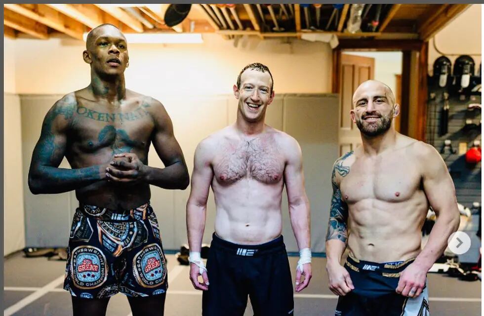 Entrenando con las estrellas de las MMA. Mark posando con el campeón de peso pluma de UFC, Alex Volkanovski, y el dos veces campeón de peso mediano de UFC, Israel Adesanya