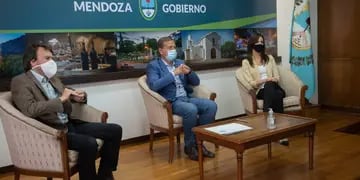 Rodolfo Suárez y sus funcionarios firmaron la entrega de préstamos a municipios.