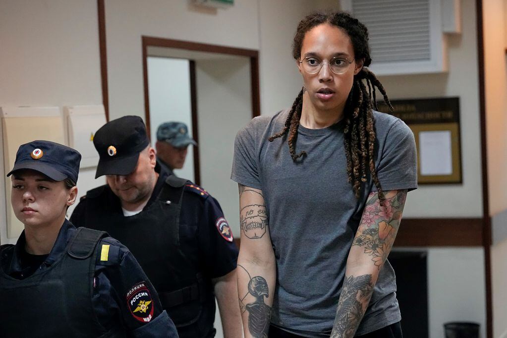 La Justicia rusa declaró culpable de tráfico de drogas a la estrella del baloncesto estadounidense Brittney Griner. / Foto: AP