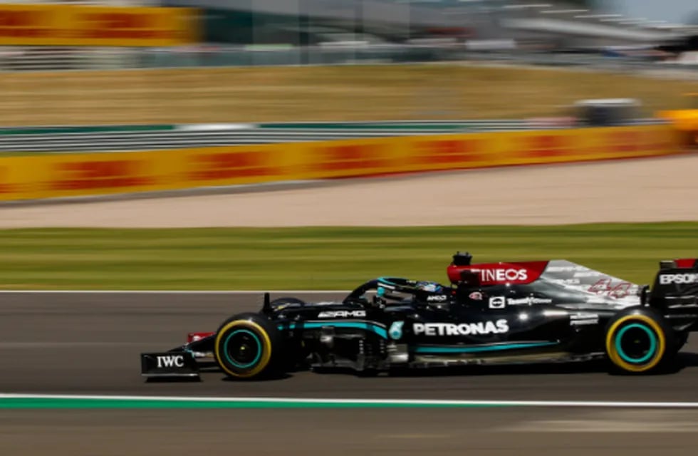 Hamilton ganó una controvertida carrera en Silverstone