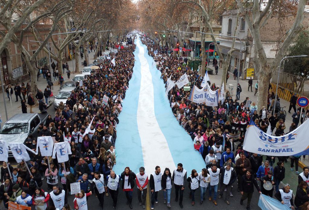 Marcha Docente Miles de docentes y empleados estatales marcharon a Casa de Gobierno. Foto: Claudio Gutiérrez / Los Andes