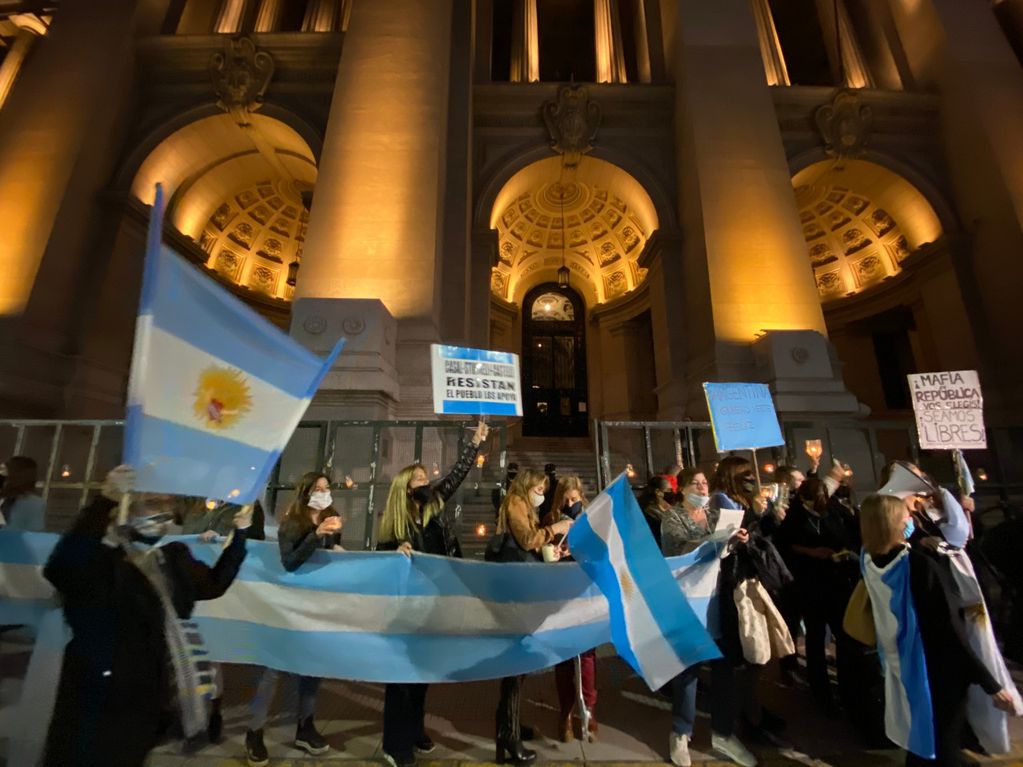Bajo la consigna "una luz por la república" los manifestantes se presentaron con velas - Foto Clarín