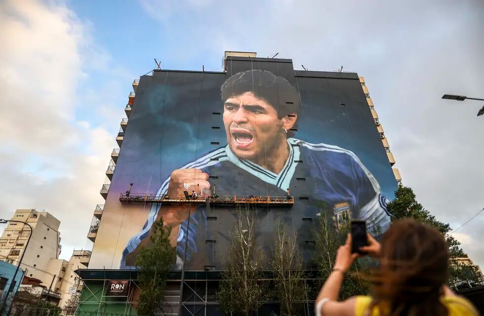 Diego Maradona hubiese cumplido 62 años este 30 de octubre. En homenaje, inauguraron murales gigantes en Buenos Aires. / EFE