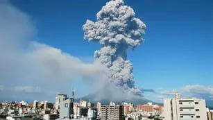 Alertas de evacuación por la erupción de un volcán en el suroeste de Japón