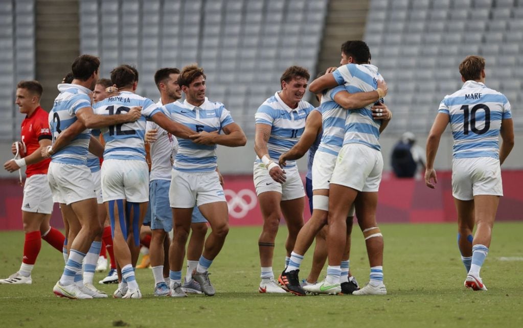 El festejo del seleccionado argentino de rugby, que logró el bronce, la primera medalla para el país. (@PrensaCOA)