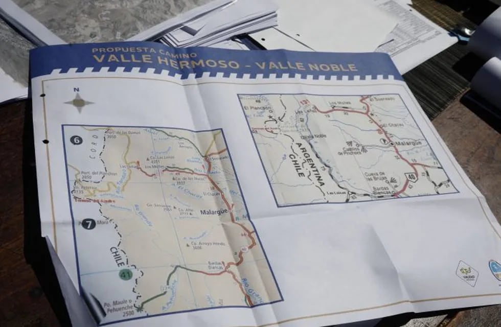 Planos sobre el proyecto de Vialidad Mendoza para abrir un nuevo camino entre Valle Hermoso y Valle Noble. Foto: Gobierno de Mendoza