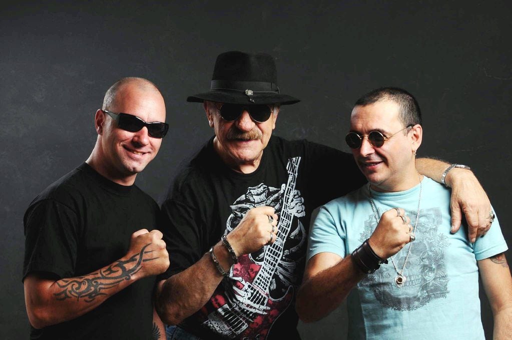 Willy Quiroga, en el centro, es el líder de la mítica banda del rock nacional Vox Dei. 