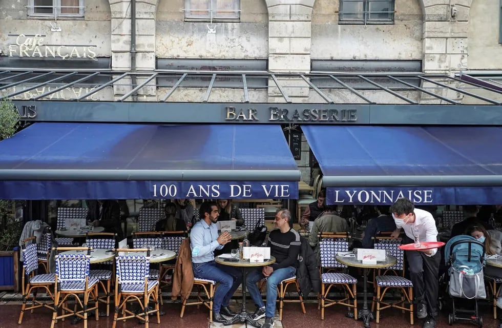 Francia anuncia el fin del uso de la mascarilla al aire libre