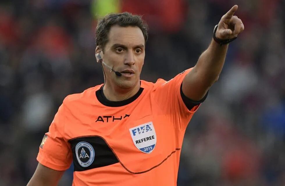 Referee Fernando Rapallini gestures during the Argentine Superliga first division football match between River Plate and Boca Juniors at the \