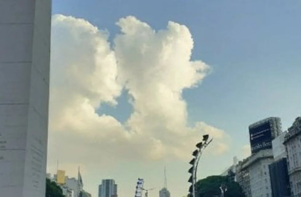 El día del velorio de Maradona, apareció las nubes formaron una imagen similar al al 10 levantando la Copa del Mundo. Impactante. / Gentileza.