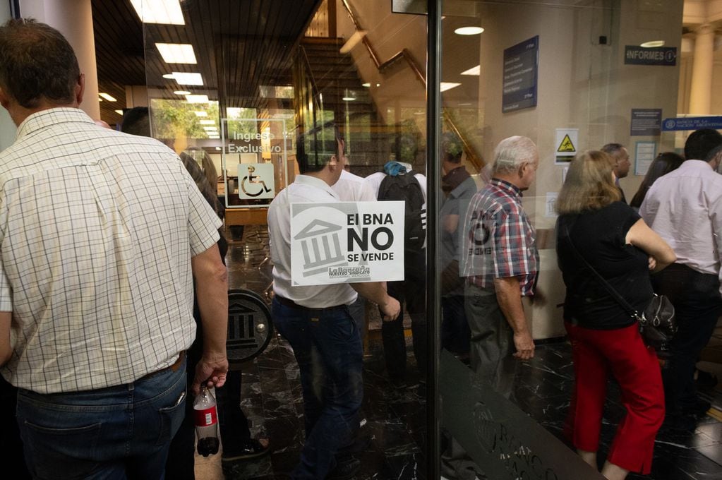 La Asociación Bancaria protestó contra del venta del Banco Nación en el sede ubicada en la calle Necochea y 9 de julioFoto: Ignacio Blanco / Los Andes