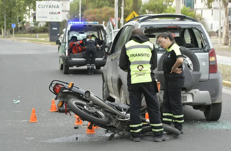 Personal de Tránsito de Godoy Cruz trabajó en el accidente. / Orlando Pelichotti - Los Andes.