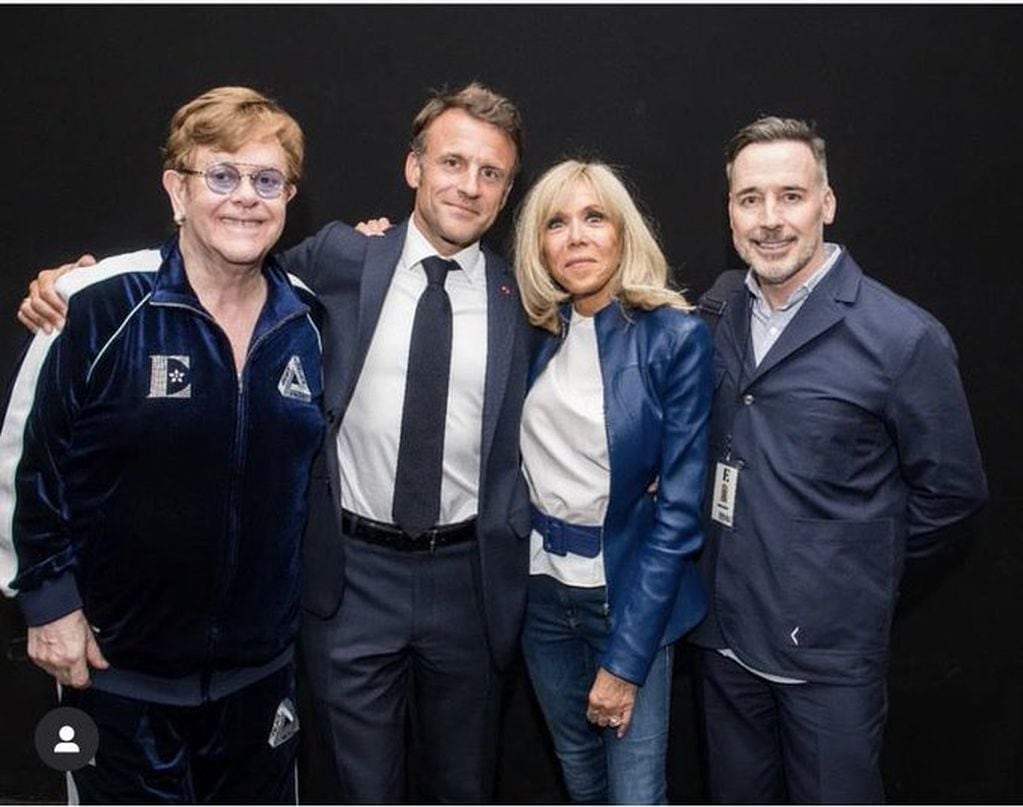 Elton John con Emmanuel Macron, su esposa Brigitte y David Furnish, en el 'backstage'. Foto: Sky News