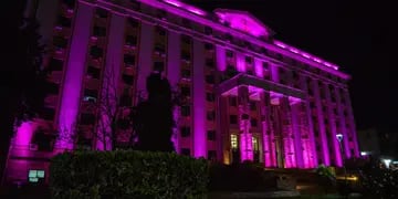 Casa de Gobierno se ilumino de Rosa por el día del cáncer de mama