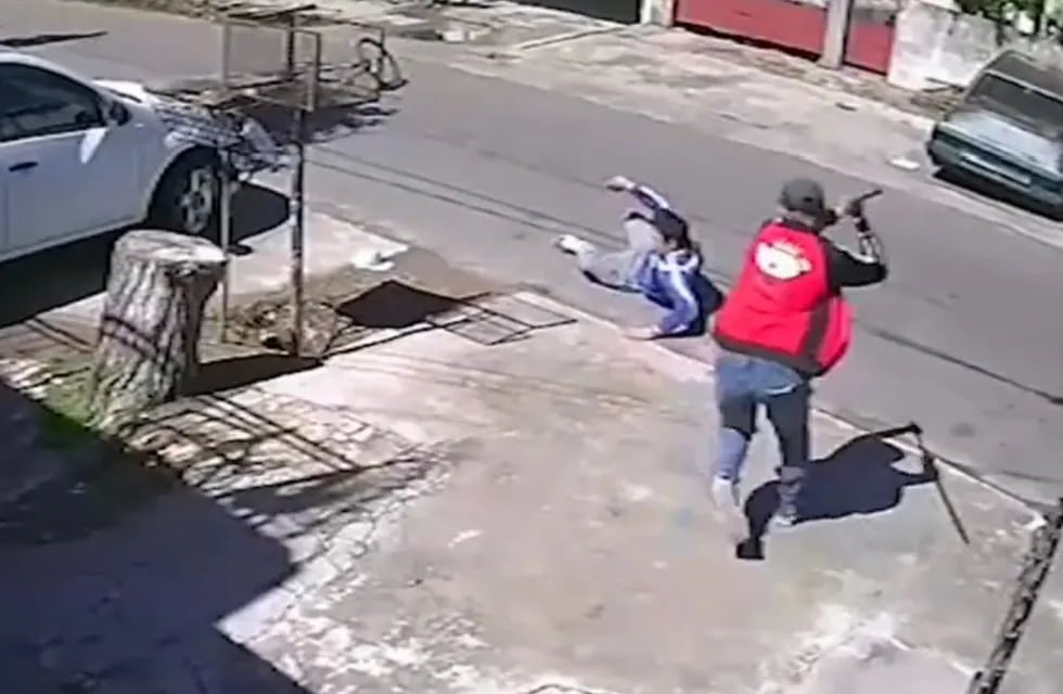 Conmoción en Ingeniero Budge: asesinan a fierrazos en la cabeza a un hombre tras una pelea vecinal. Foto: captura de video.