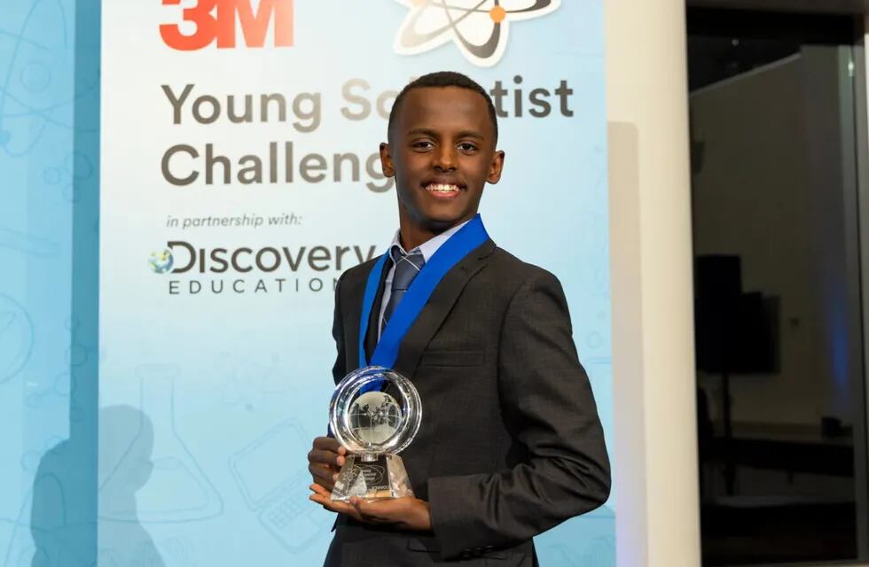 Herman Bekele ganador en el Desafío de Jóvenes Científicos 3M 2023.