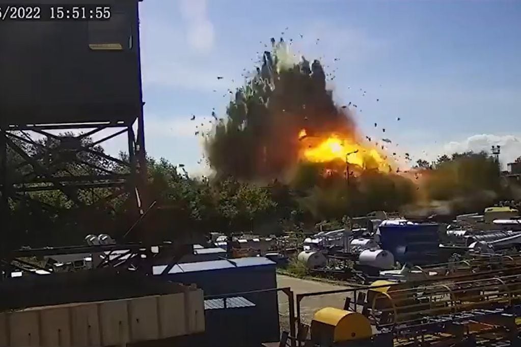 Un video captó el momento exacto en que un misil ruso impacta en el centro comercial de Kremenchuk, la ciudad ucraniana.