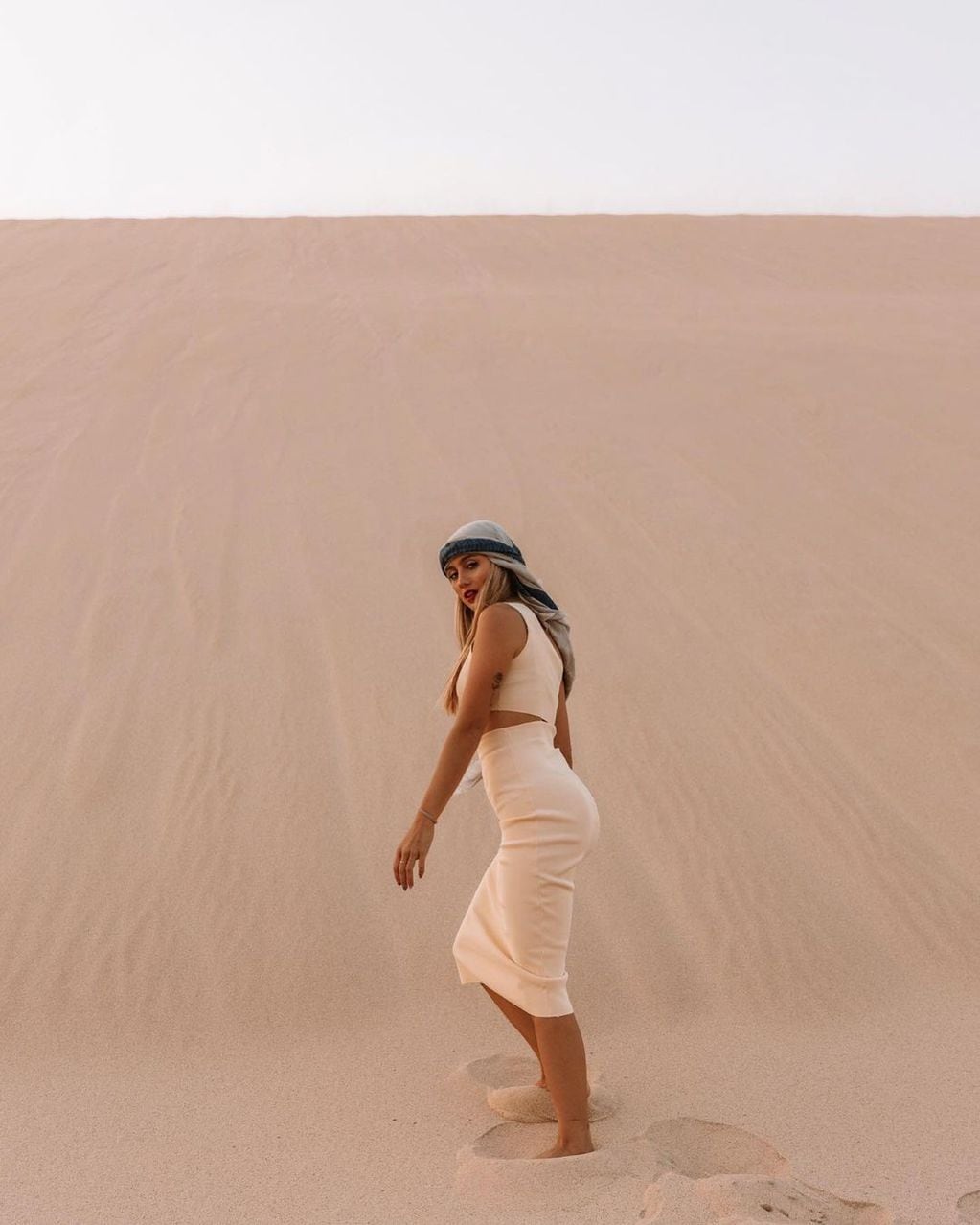 Morena Beltrán posó en el desierto de Doha, Qatar