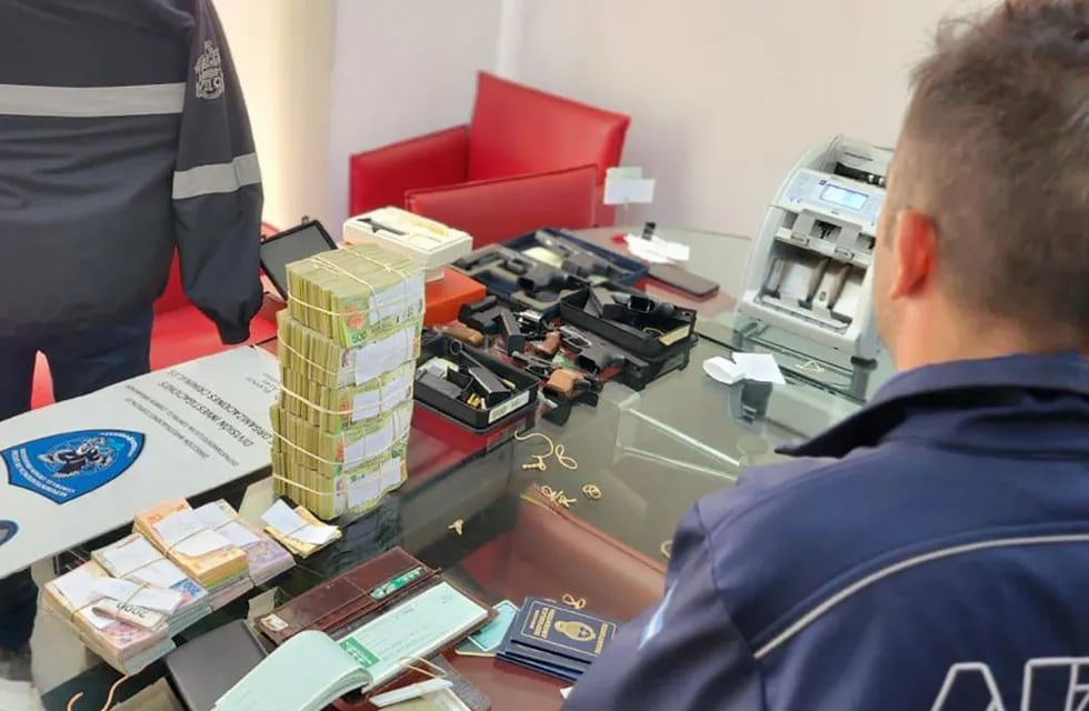 En los allanamientos se secuestraron armas de fuego y grandes sumas de dinero. | Foto: Prensa PFA