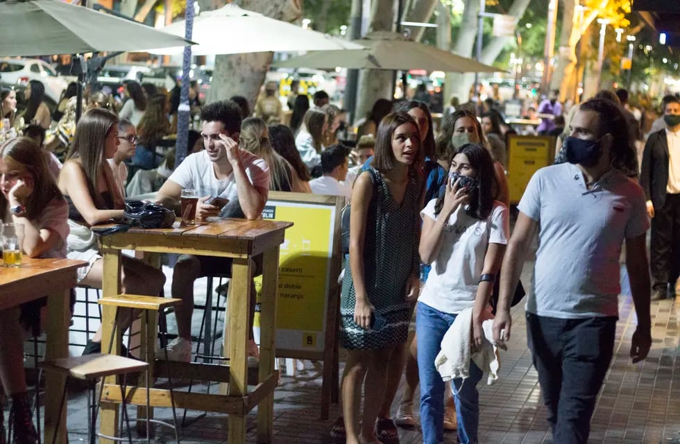Los locales gastronómicos de la calle Arístides Villanueva, como tantos otros, podrán seguir funcionando de noche / Nicolás Ríos