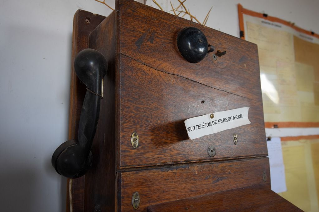 Viejo teléfono de la estación del ferrocarril del Pueblo San José, a unos 80 kilómetros al Norte de la villa cabecera de Lavalle, y que tiene como escenario central una centenaria capilla de adobes.