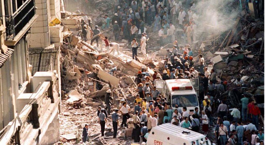 17 de marzo de 1992: atentado a la Embajada de Israel en Buenos Aires. Exactamente a las 14.45 una gran explosión, provocada presuntamente por un vehículo con dinamita, demolió el edificio, convirtiendo en polvo y escombros lo que eran oficinas y espacios de trabajo. Hubo 22 muertes. (Archivo)