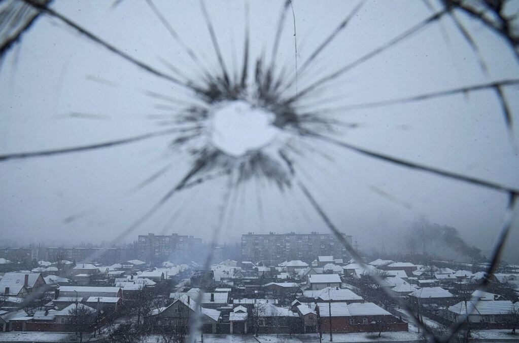 Una vista desde la ventana de un hospital rota por los bombardeos en Mariupol, Ucrania, el jueves. (AP/Evgeniy Maloletka/Archivo)