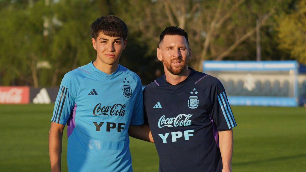 Valentino Acuña y Lionel Messi se sacaron una foto en el predio de la Asociación del Fútbol Argentino (AFA).