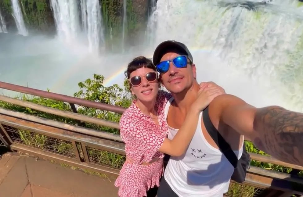 Los actores están en las Cataratas del Iguazú.