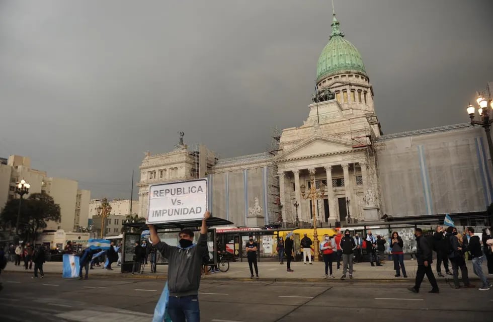 El cielo porteño amenazaba con lluvia, pero igual un puñado de manifestantes llegaron al Congreso.