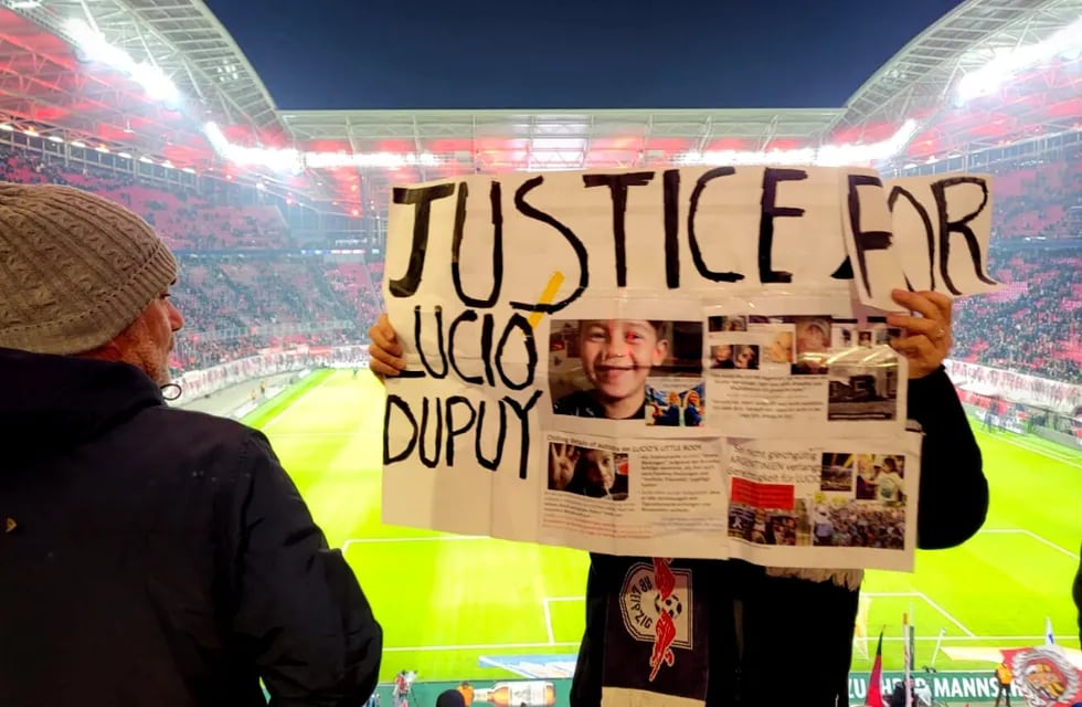 En pleno partido entre Leipzig y Bayern Münich, un hombre alzó un cartel pidiendo justicia por Lucio Dupuy.
