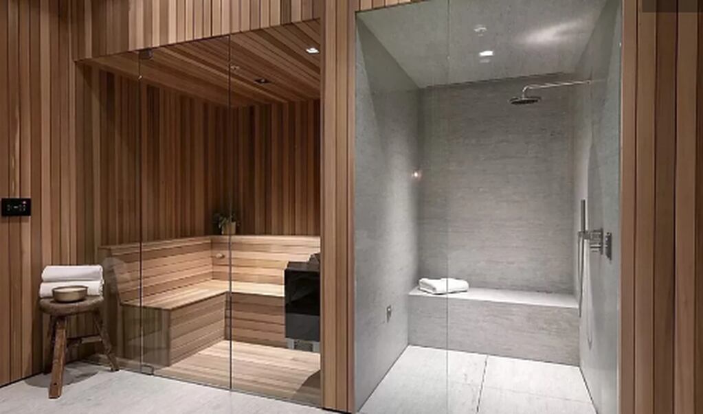 Un spa con sauna para relajarse.
