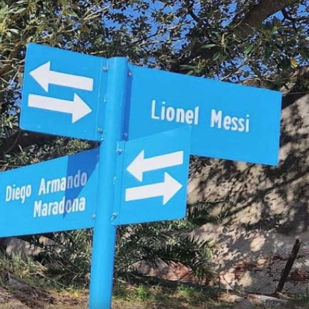 Diego Maradona y Lionel Messi tienen la intersección principal del pueblo.