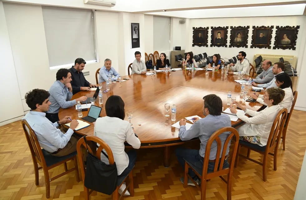 Cornejo con los integrantes de su gabinete en Casa de Gobierno.