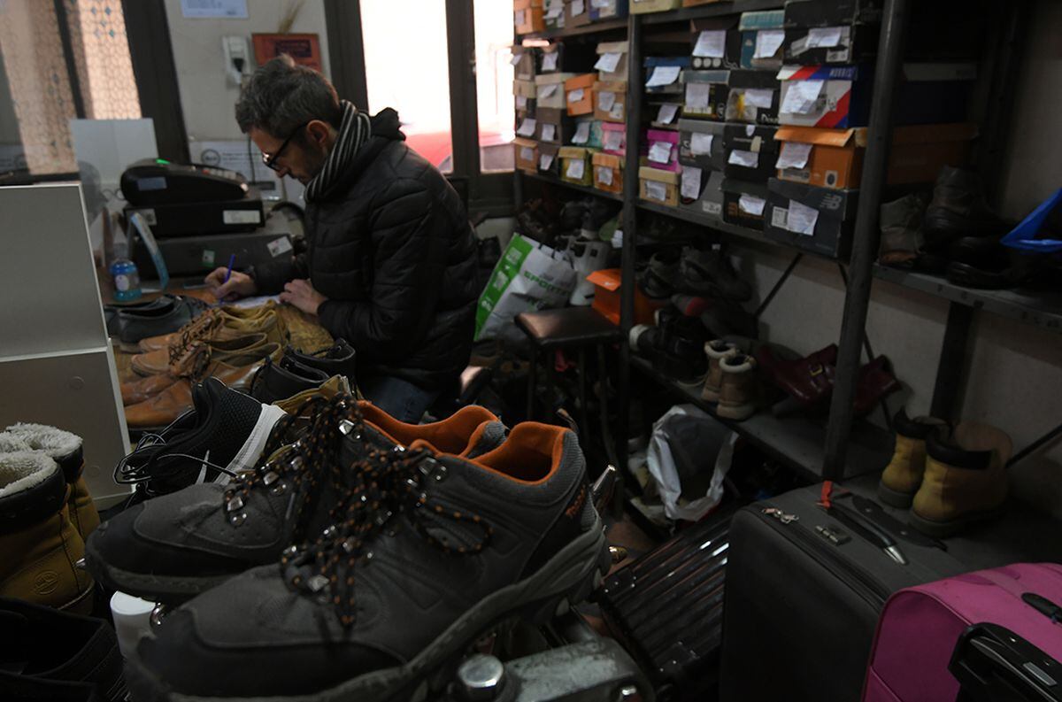 Por los altos precios más mendocinos acuden a los talleres para reparar su calzado. Foto: Ignacio Blanco / Los Andes