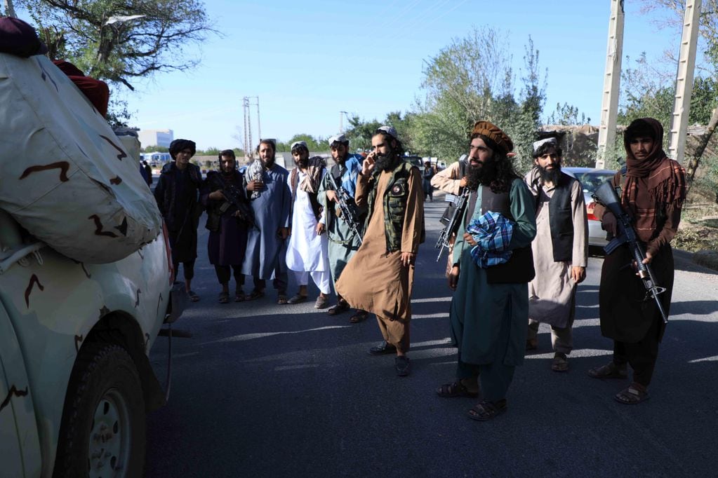 Los talibanes toman el control de Afganistán.