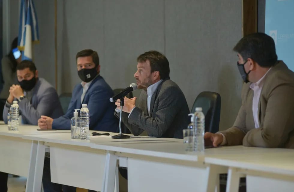 El ministro Nieri anunció el proyecto de ley de Código Tributario Municipal para todas las comunas de Mendoza.