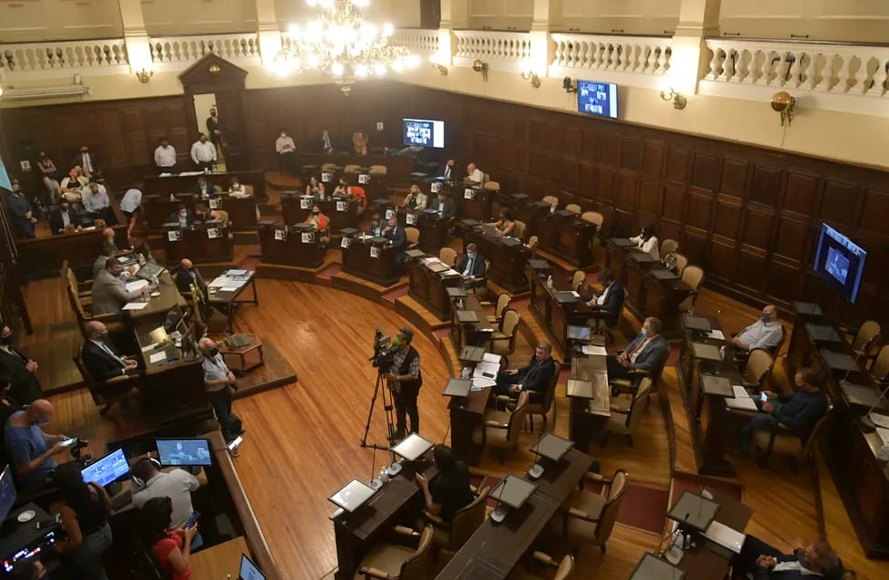 Tras varios meses de aislamiento social y sesiones virtuales, la Legislatura Provincial volvió a sesionar dentro del recinto, con protocolos sanitarios de por medio / Orlando Pelichotti