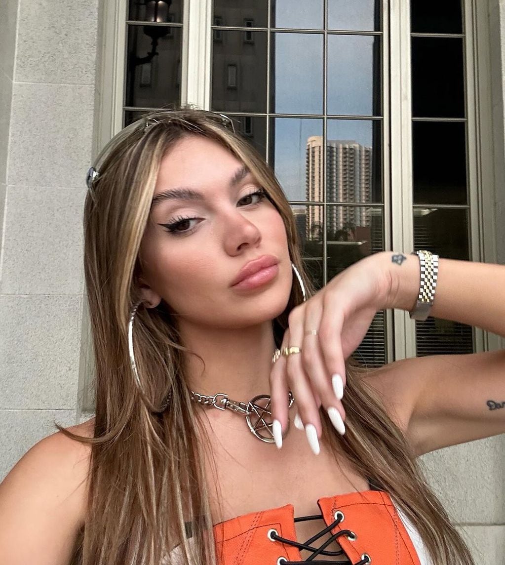 Sasha Ferro conquistó Instagram con un top ultra escotado naranja y aberturas