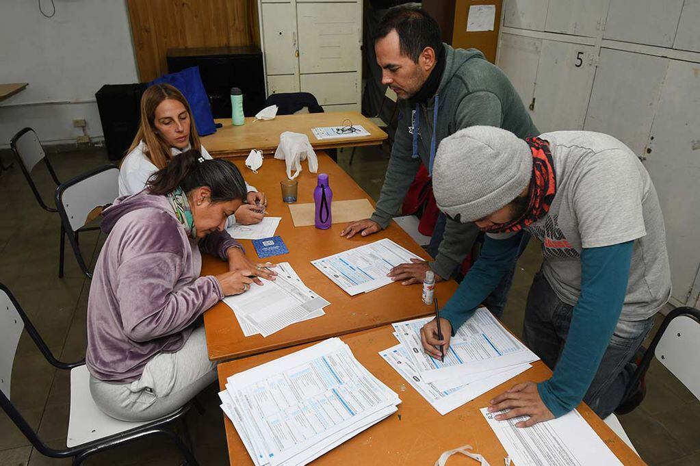 En la escuela Roque Saenz Peña del barrio Trapiche de Godoy Cruz, los jefes de radio trabajan en el control de la documentación entregada por los censistas. Foto: José Gutiérrez / Los Andes