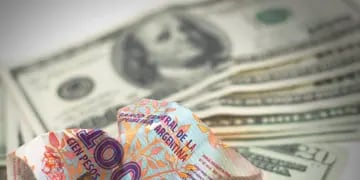 Dólar y pesos argentinos
