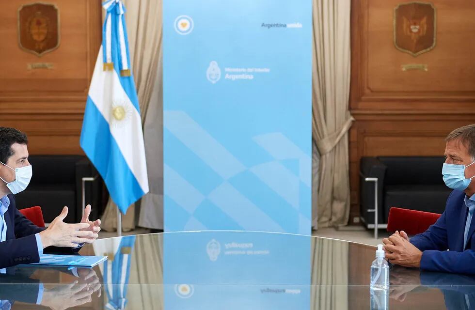 El Gobernador y el ministro del Interior ayer en Casa Rosada. Suárez hizo el pedido más esperado por el sector turístico local: la apertura de la frontera con Chile.
