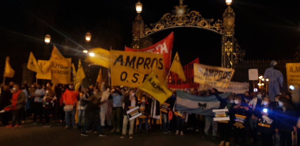 El domingo por la noche los trabajadores partieron de los Portones del Parque y marcharon por calle Arístides Villanueva.