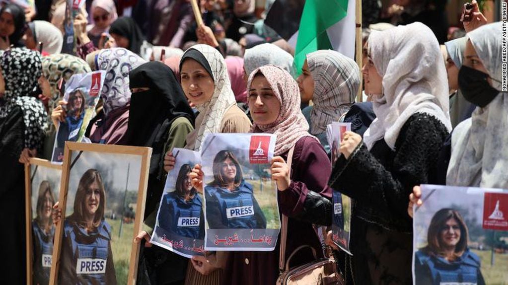 Los enfrentamientos durante el funeral de la periodista Shireen Abu Aklehha, en imágenes